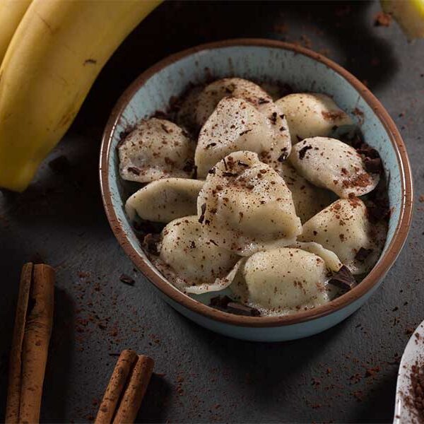 Domowe pierogi z czekoladą i bananem